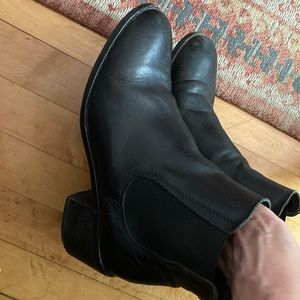 Heeled black Chealsea boots